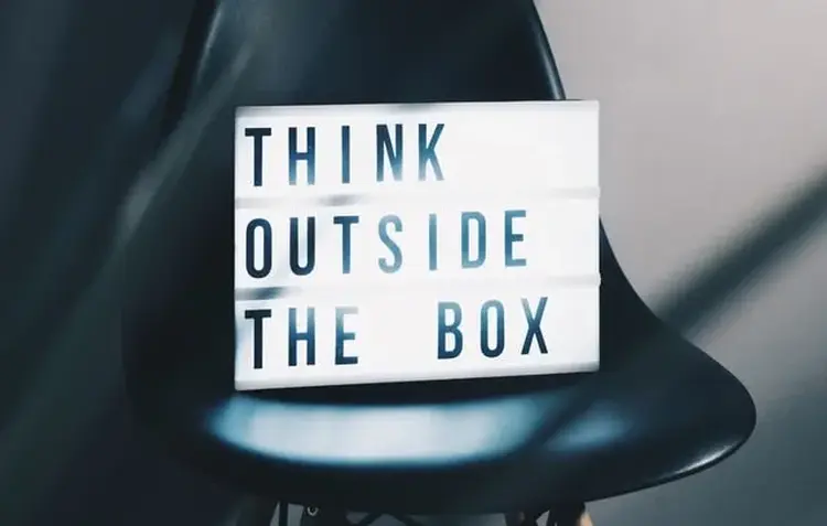 Lichttafel mit der Schrift "think outside the box"