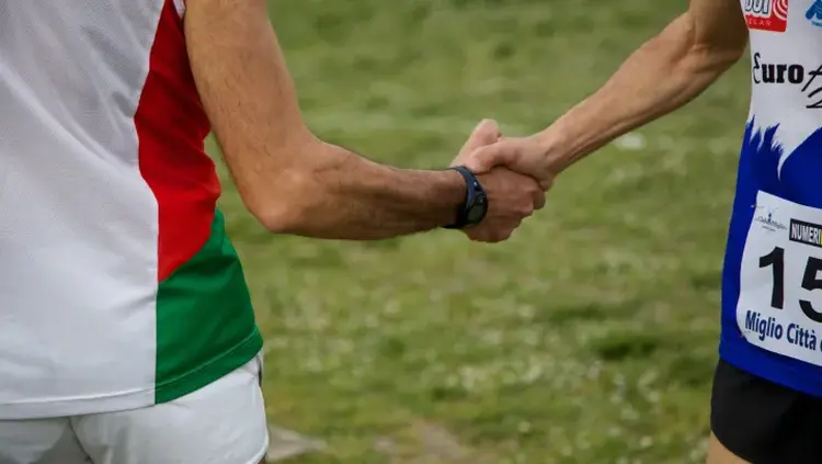 zwei Sportler geben sich die Hände